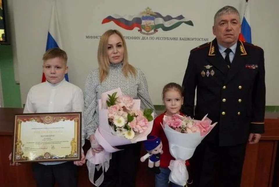 Аслана Калямова наградили почетной грамотой и ценным подарком. Фото: МВД России по РБ