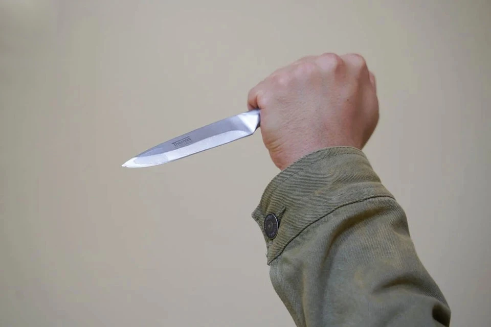 Пьяный сосед угрожал женщине ножом.