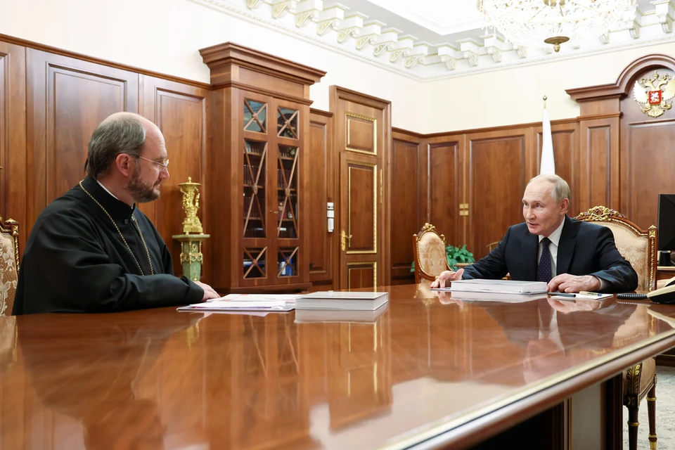 Владимир Путин поблагодарил отца Александра за эффективно организованную работу, похвалил его команду. Фото: Александр Казаков/ТАСС