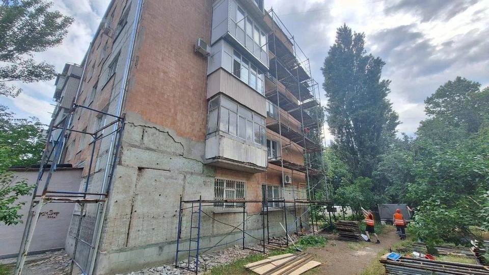 Продолжается ремонт многоквартирного дома. Фото - тг-канал администрации Мелитополя