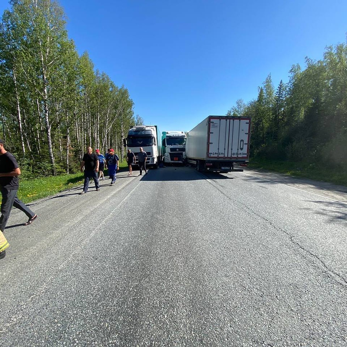 На трассе М5 под Златоустом заблокирован проезд из-за ДТП с большегрузами -  KP.RU