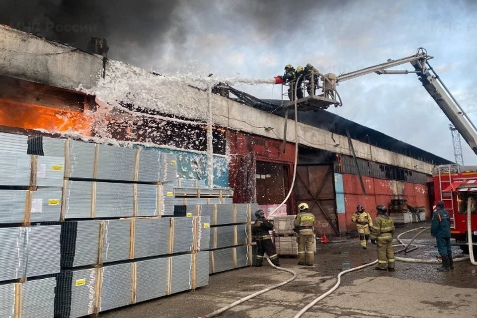 Пожар на складе в Ленинском районе устранили в Иркутске