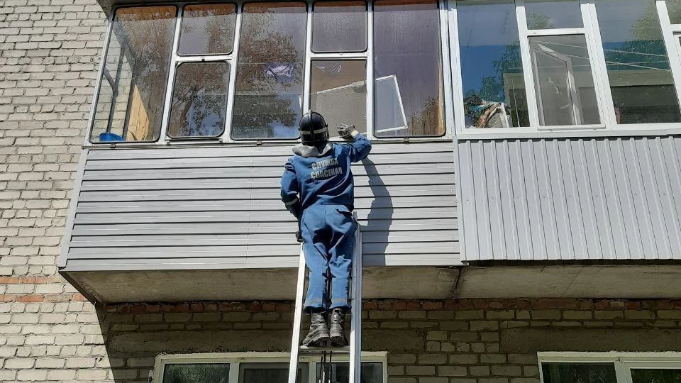 Ульяновские спасатели помогли 84-летней пенсионерке открыть дверь квартиры. ФОТО: администрация Ульяновска