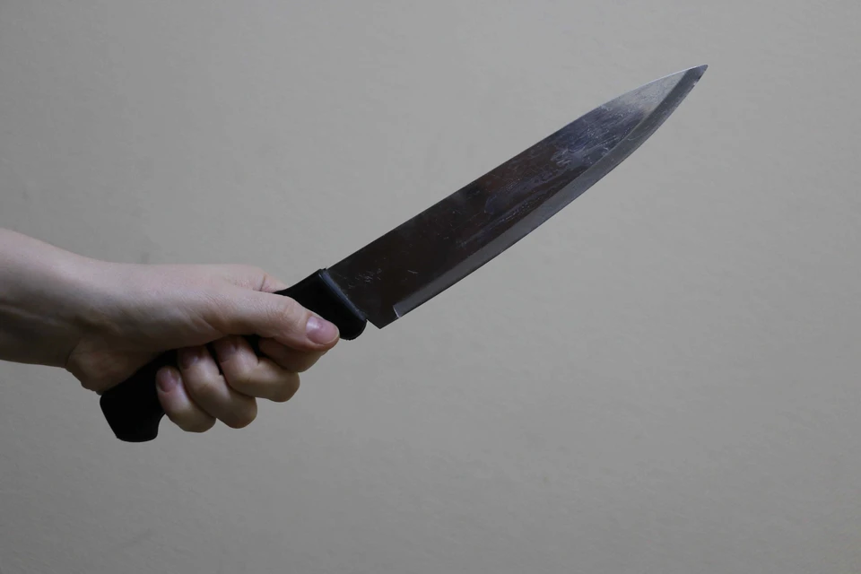 В Каменском районе пьяный пенсионер ударил ножом собутыльницу
