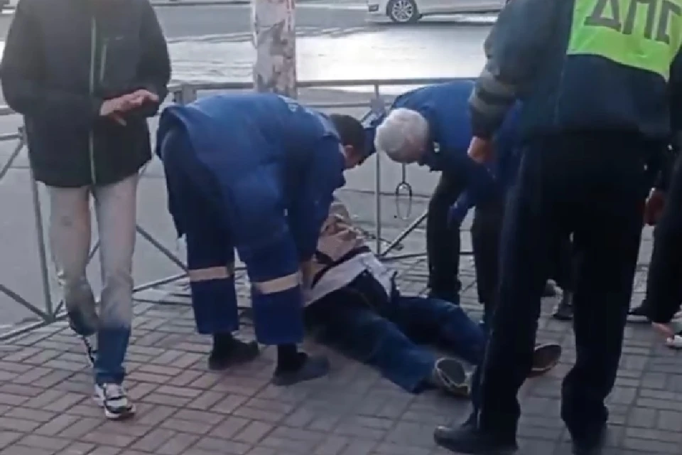 «Весь в крови, сам встать не мог»: в Новосибирске самокатчики сбили пенсионера у цирка. Фото: читатель КП-Новосибирск