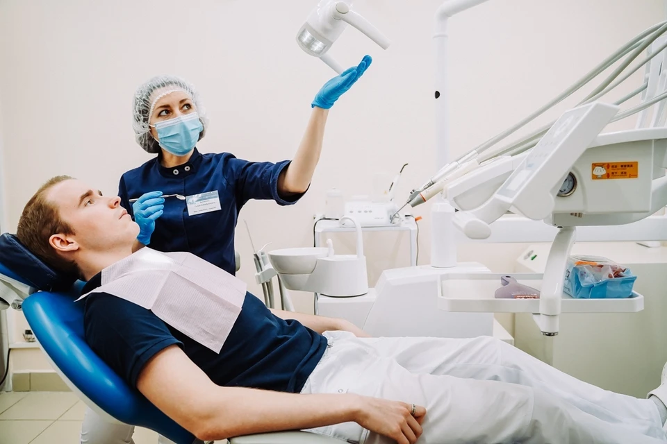 Врач советует проходить стандартное обследование у стоматолога раз в год