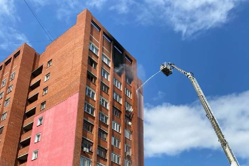 Пожар вспыхнул в квартире на 12 этаже многоквартирного дома.