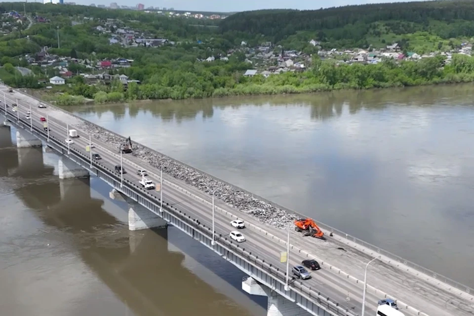 Глава Кемерова показал ремонт Кузбасского моста с воздуха.