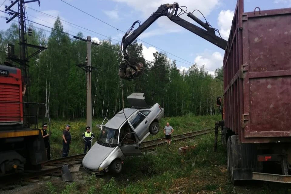 Поезд простоял на переезде 50 минут, после чего продолжил движение. Фото: ГИБДД по Свердловской области