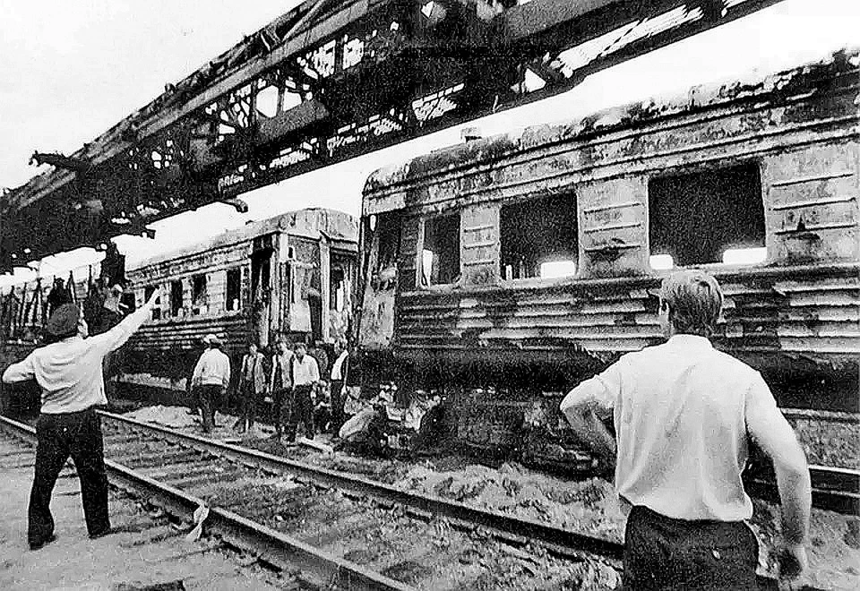 4 июня 1989 года в результате мощнейшего взрыва полностью сгорели 38 вагонов двух пассажирских поездов: «Адлер – Новосибирск» и «Новосибирск – Адлер». Фото: архив Юрия Вишни