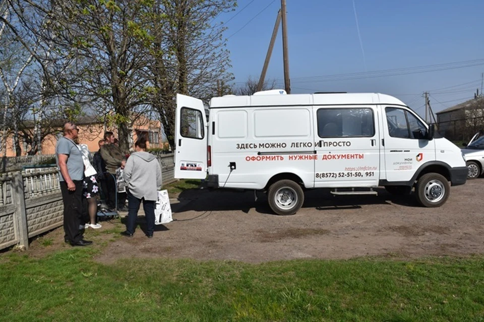 Жители четырех сел Кременского района смогут получить госуслуги в мобильном офисе МФЦ в июне. Фото - МФЦ ЛНР