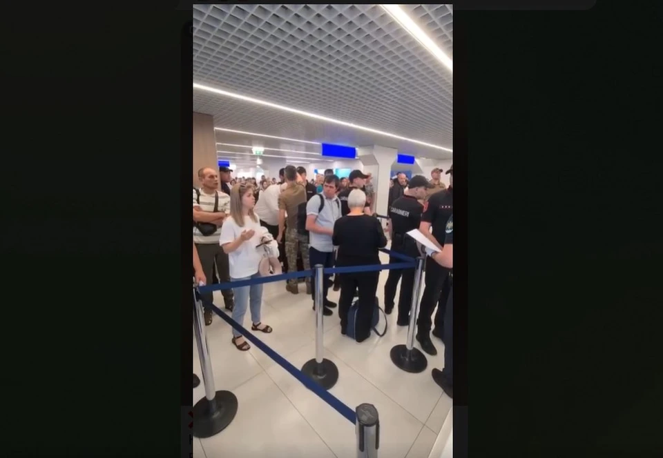 В аэропорту Кишинева продолжают измываться над людьми. Скрин с видео.