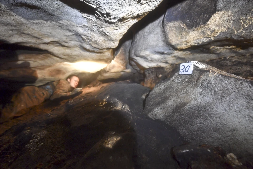 В новую пещеру нужно ползти по узкому 30-метровому лазу.