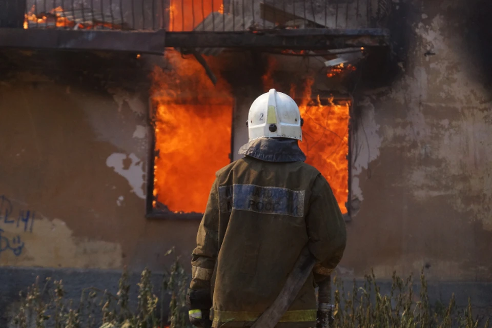 Одна из наиболее частых причин пожаров - неосторожное обращение с огнем.
