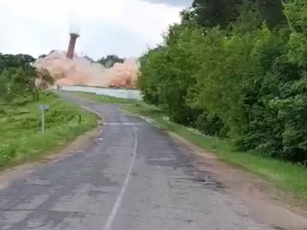 В Горках заброшенное здание взорвали взрывотехники МЧС - KP.RU