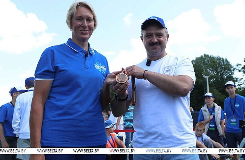 Гребчиха Карстен подарила свою олимпийскую медаль НОК и передала Виктору Лукашенко. Фото: БелТА.