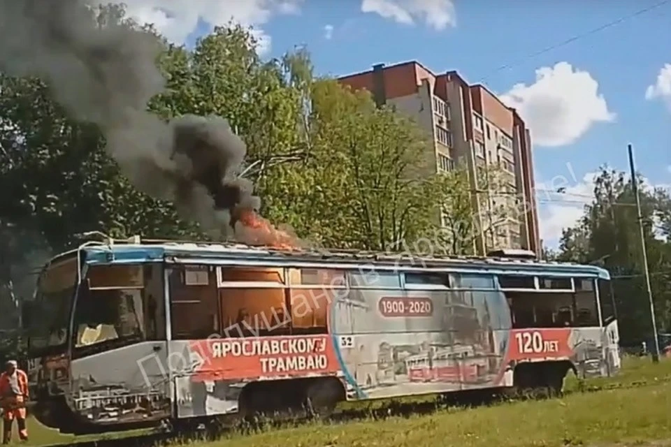 В Ярославле горел трамвай №5. Скриншот с видео, группа "Подслушано в Ярославле"