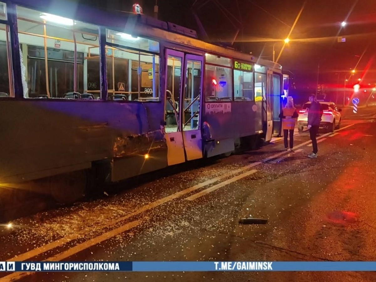 Два человека попали в больницу после столкновения МАЗа с трамваем в Минске  - KP.RU