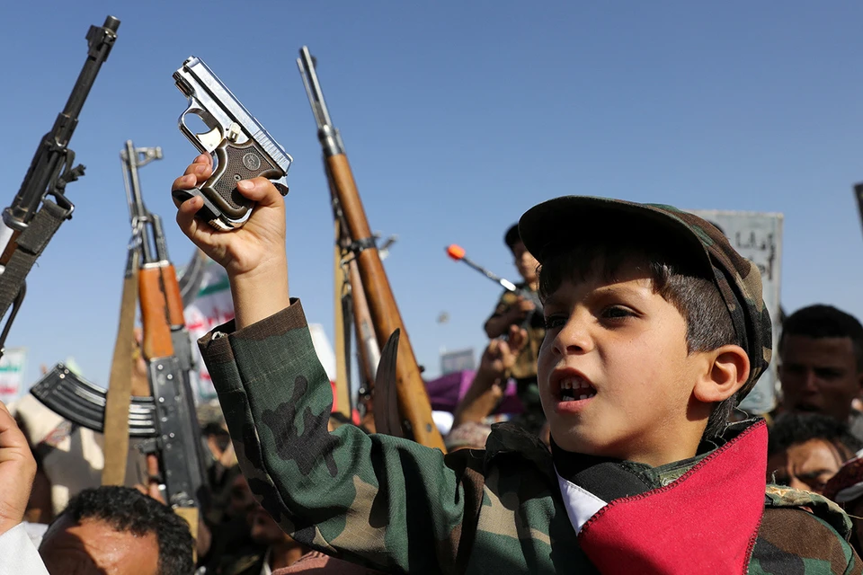 Юный участник митинга хуситов в столице Йемена.