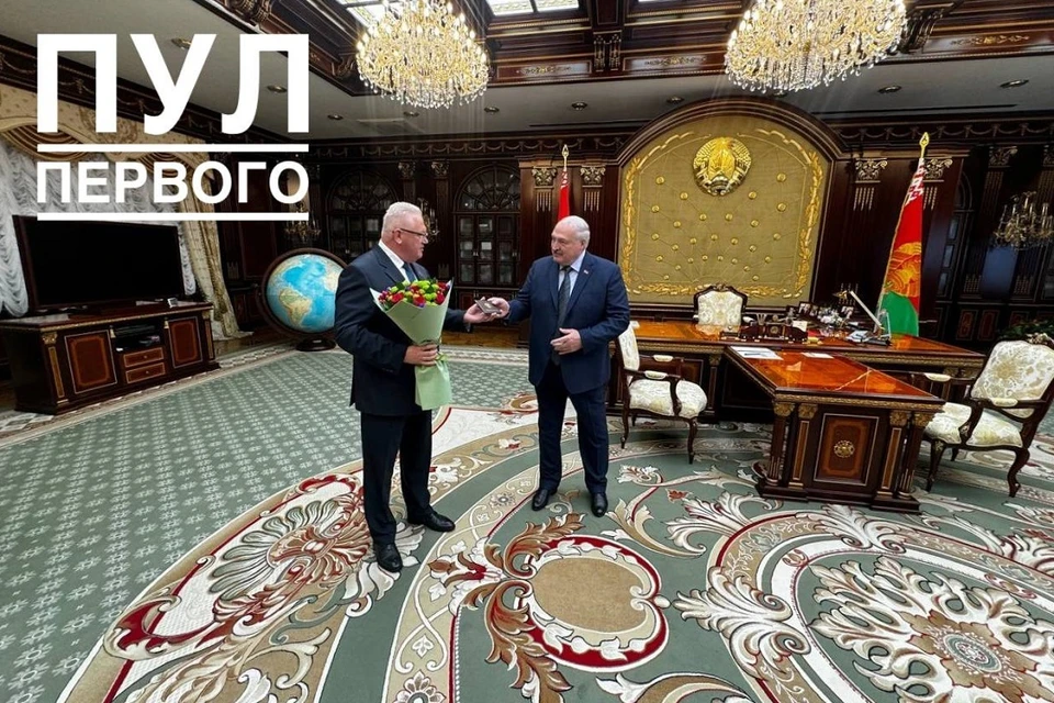 Карпенко вручил Лукашенко удостоверение председателя ВНС. Фото: телеграм-канал «Пул Первого».