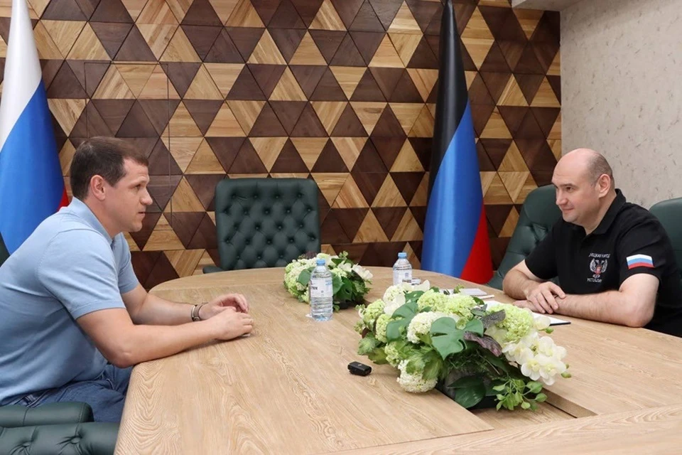 Премьер-министр ДНР Евгений Солнцев встретился с представителем губернатора Ямала. Фото: ТГ/Солнцев