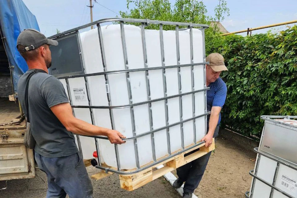 В Каховский округ доставили кубы для воды Фото: ТГ-канал Игоря Кастюкевича