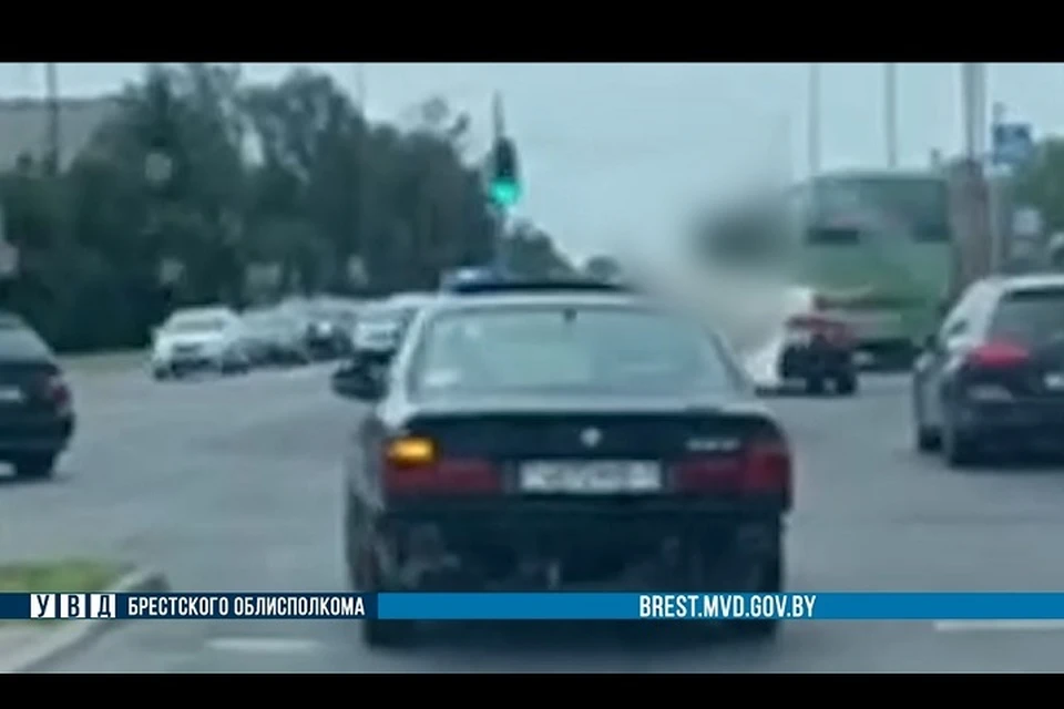В Бресте водитель BMW рассекал по городу с высунувшимся из окна пассажиром. Фото: стоп-кадр | УВД Брестского облисполкома.