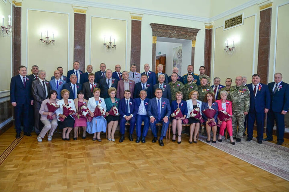 Награждение было приручено ко дню России. Фото: rais.tatarstan.ru