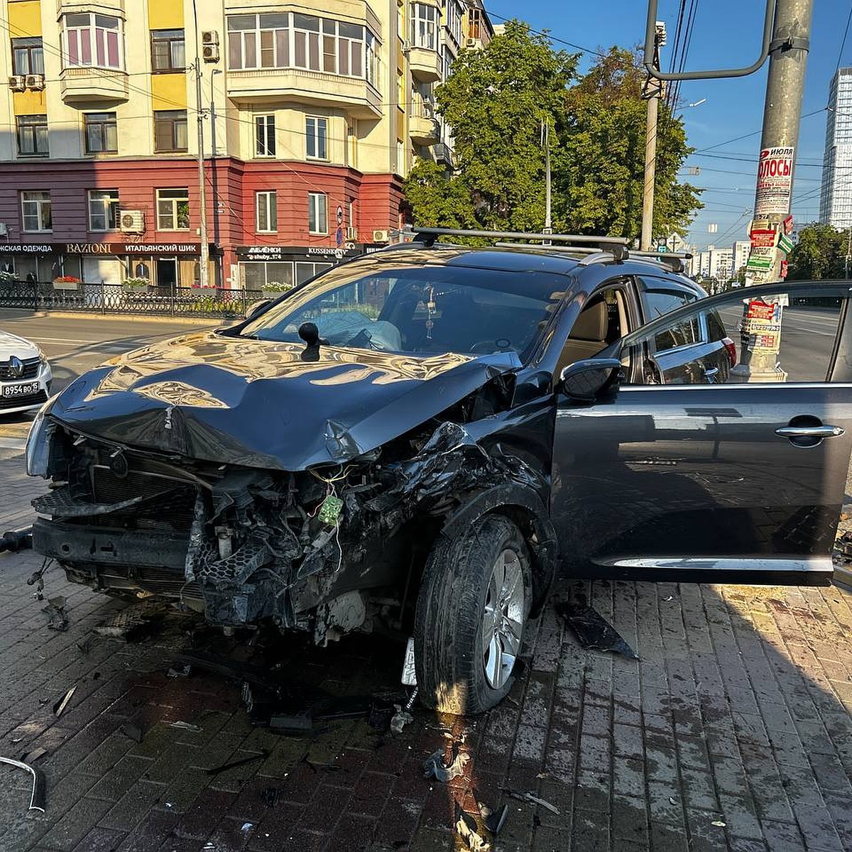 Разбились в хлам: на перекрестке в центре Челябинска столкнулись иномарки,  одна выехала на тротуар - KP.RU