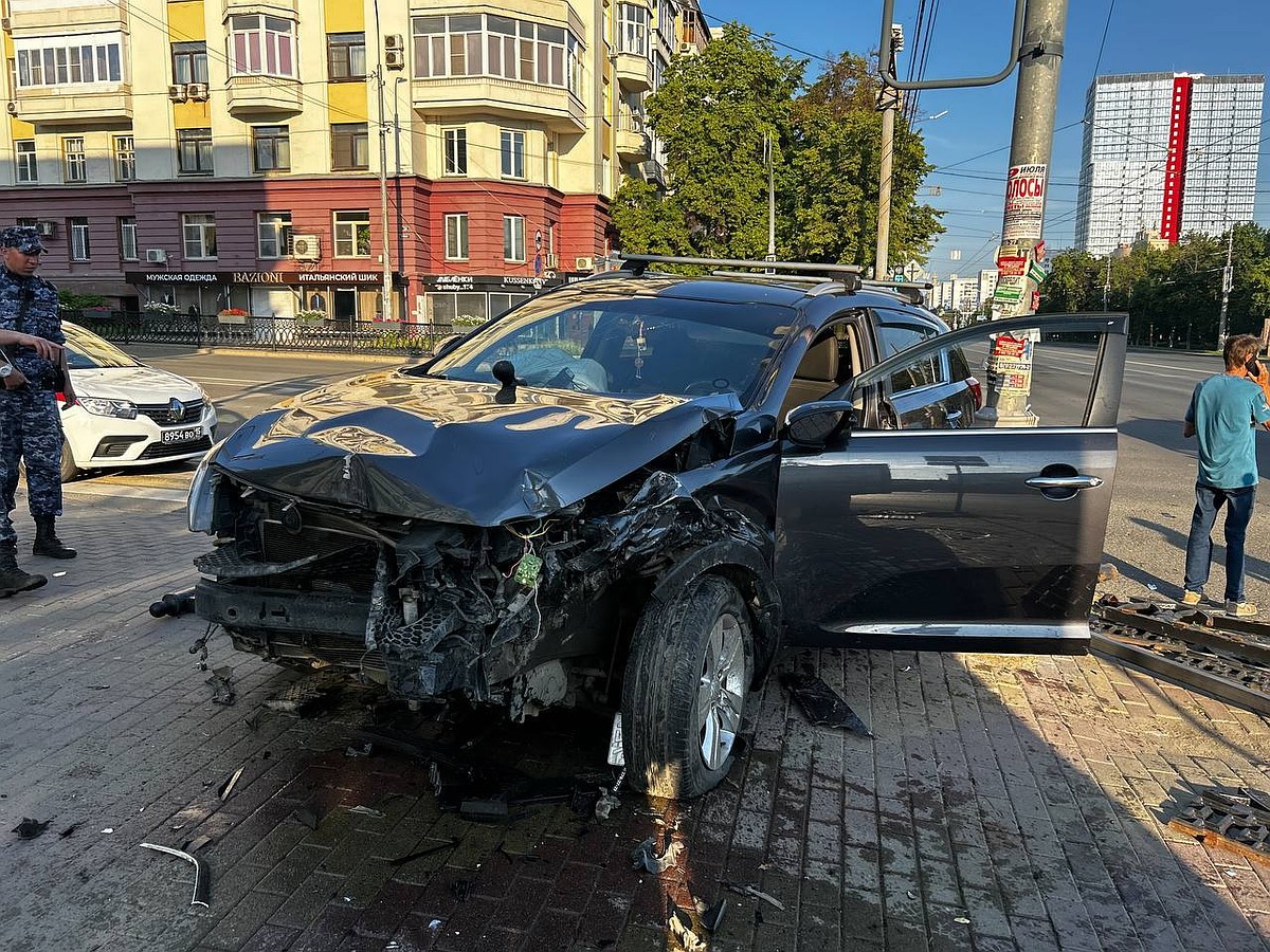 Разбились в хлам: на перекрестке в центре Челябинска столкнулись иномарки,  одна выехала на тротуар - KP.RU