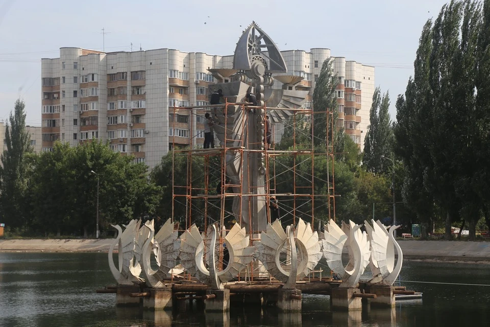 Чтобы уровень воды в озере сохранялся, ее постоянно доливают