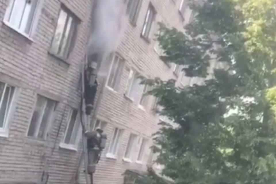 Жильцов эвакуировали из горящего дома. Фото: скриншот видео https://t.me/zloyizhevchanin