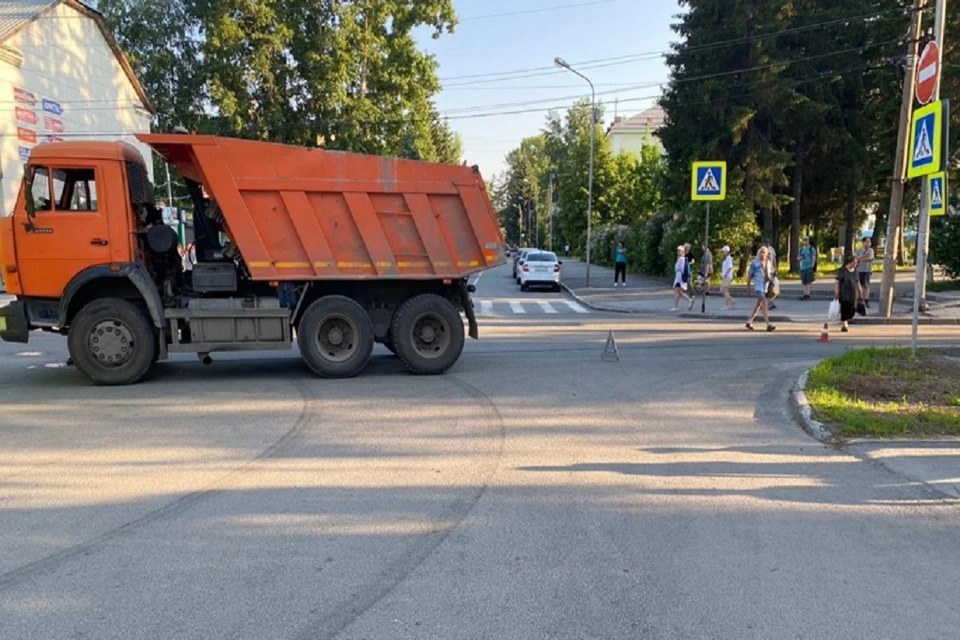 В Новосибирске «КАМАЗ» задавил 14-летнюю девочку на пешеходном переходе. Фото: ГИБДД по Новосибирску.