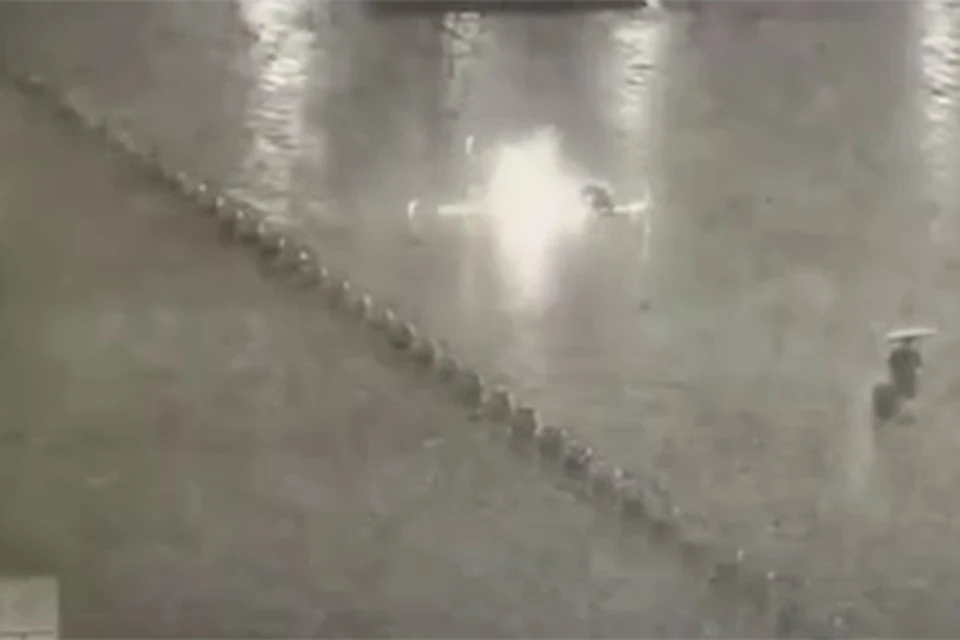 Два человека попали под удар молнии на вокзале в Китае. Фото: кадр из видео.