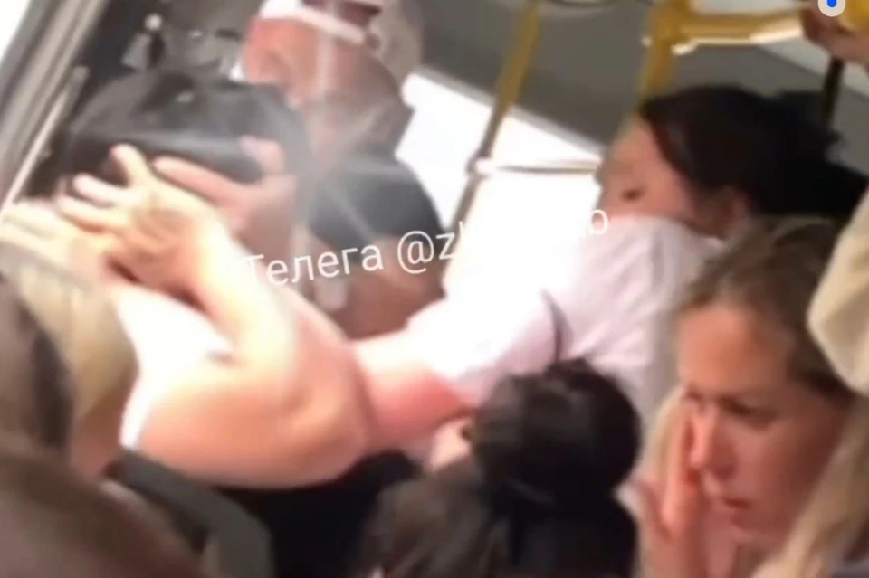 По словам очевидцев, мужчина и женщина напали на подростков, которые не хотели уступать им места. Фото: telegram-канала «Злой ЕКБ»