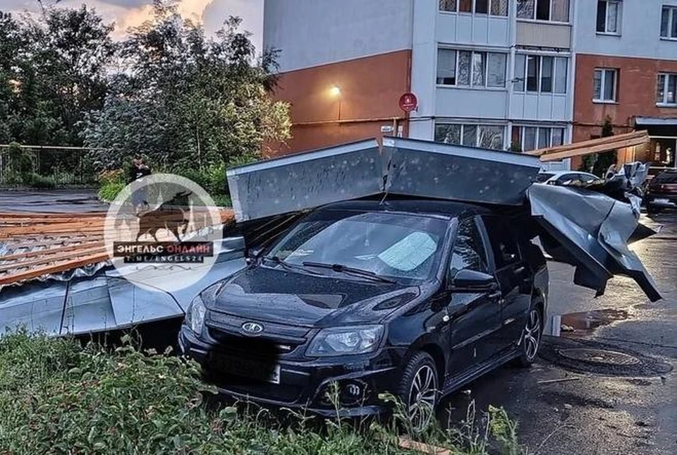 Повреждено несколько автомобилей. Фото: "Энгельс. Онлайн"