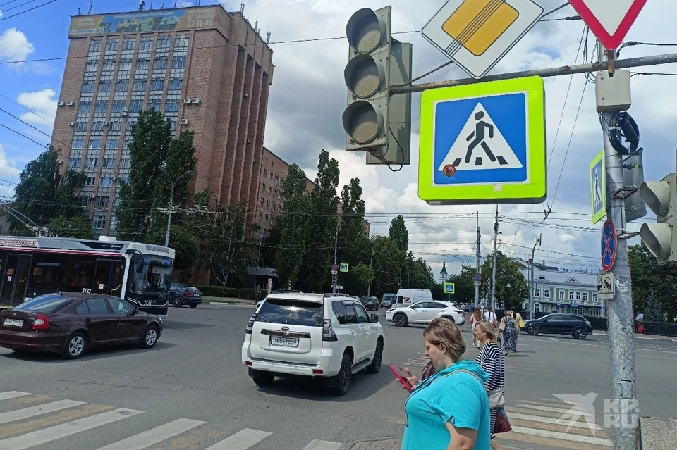 Неработающий светофор на пл. Ленина днем 17 июня.