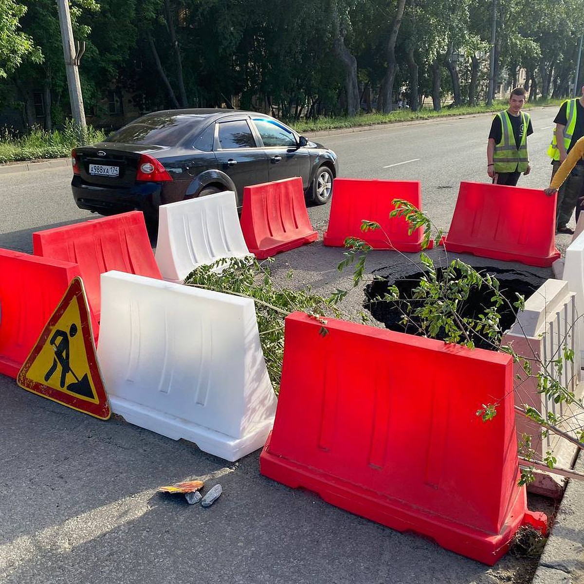 В Металлургическом районе Челябинска под автомобилем обрушился асфальт -  KP.RU