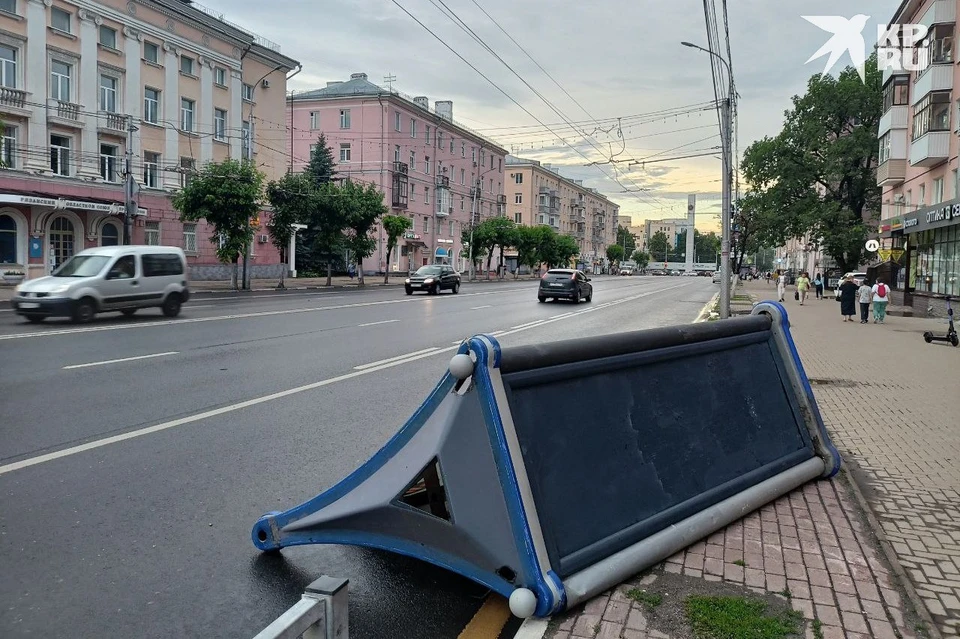 Снесенная ветром на Первомайском проспекте рекламная тумба.