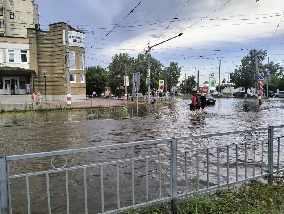 Ульяновцы идут по улицам по колено в воде. ФОТО: тг-канал Ульяновскэлектротранса