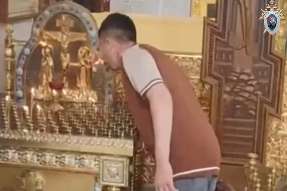 Мигрант зашел в храм и затушил свечи, чтобы оскорбить чувства верующих