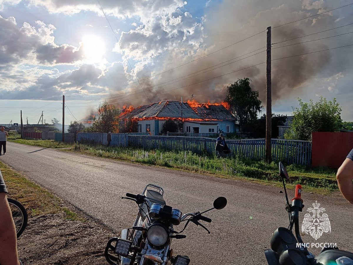 В Башкирии сгорел пятиквартирный жилой дом, где проживали пятеро детей -  KP.RU