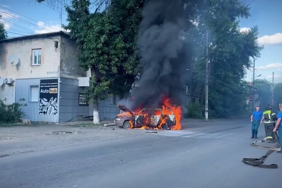 В Красном Луче на улице Хрустальское шоссе из-за короткого замыкания горела машина ВАЗ 21114. Фото - МЧС ЛНР