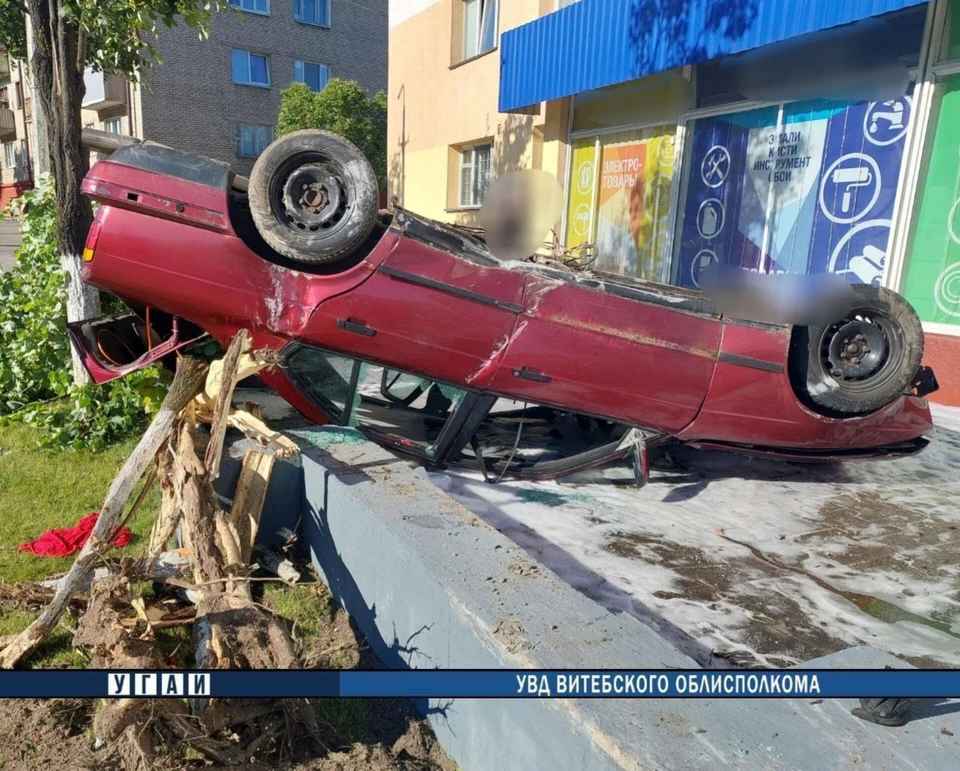 В Витебске водитель BMW не справился с управлением и перевернулся, выехав за пределы проезжей части. Фото: телеграм-канал Госавтоинспекции Витебской области