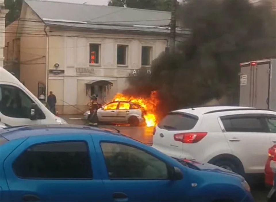 На улице Советской в Туле сгорел автомобиль Ford. Фото: «Тула. Происшествия».
