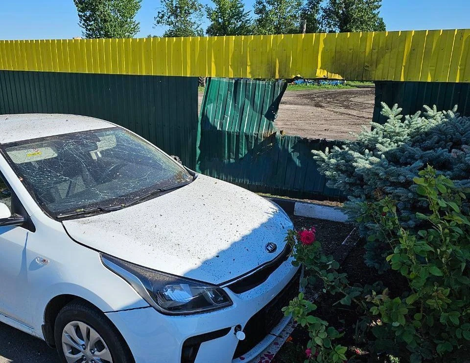 При взрыве дрона ВСУ повреждены три автомобиля.