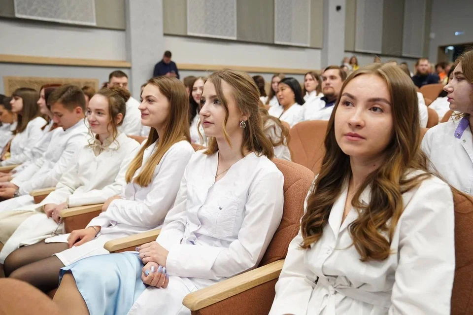 Илья Середюк позвал выпускников педиатрического факультета работать в поликлиники Кузбасса.