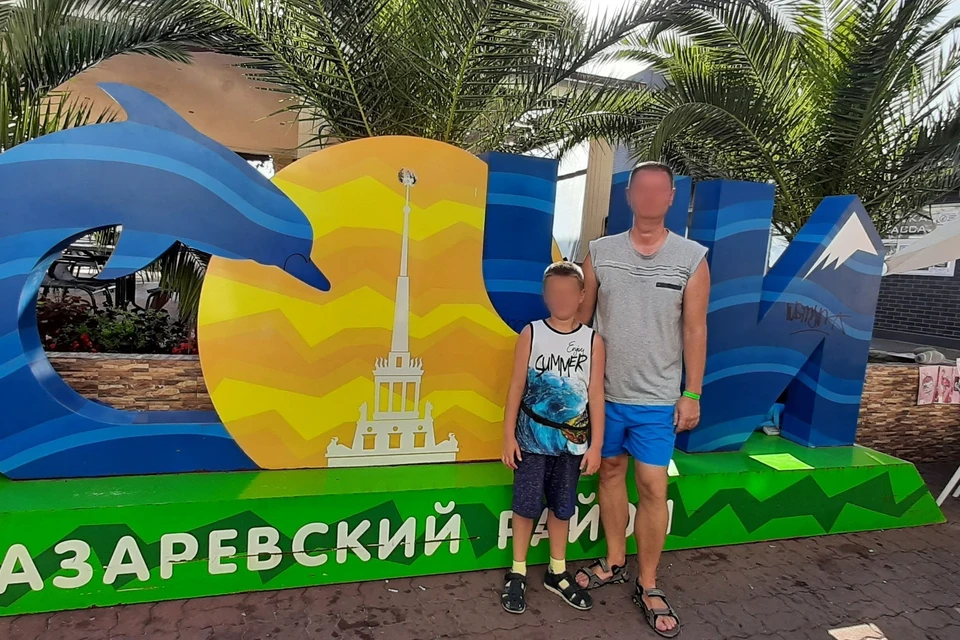 Мальчик вместе со своим папой.