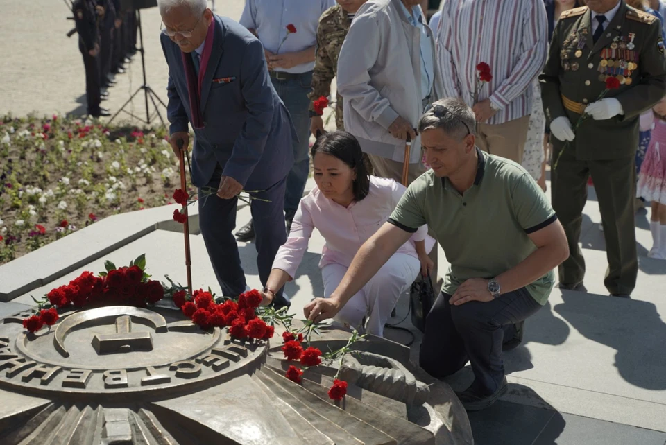 Прошла акция и возложение цветов к монументу в Якутске.