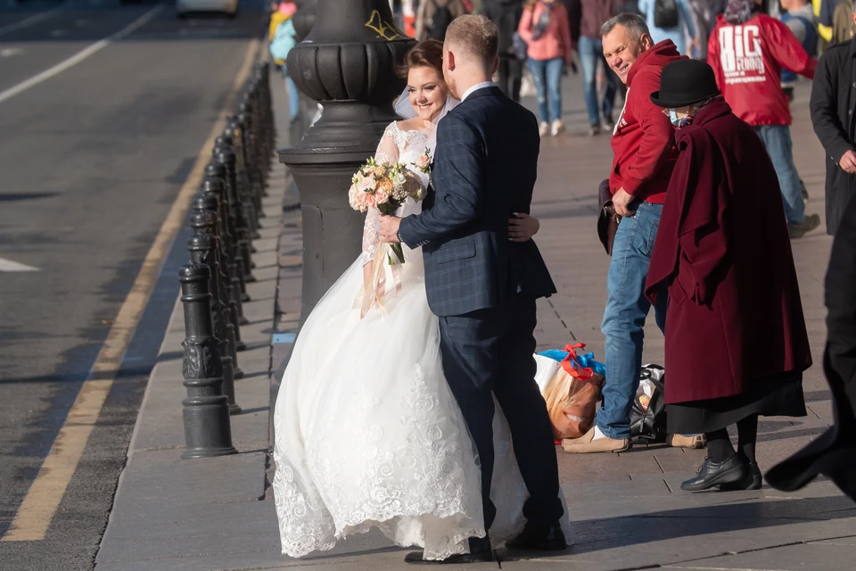 В Петербурге то ли ради счастья молодых, то ли из-за конфликта мужчина стрелял из пистолета прямо во время свадьбы.